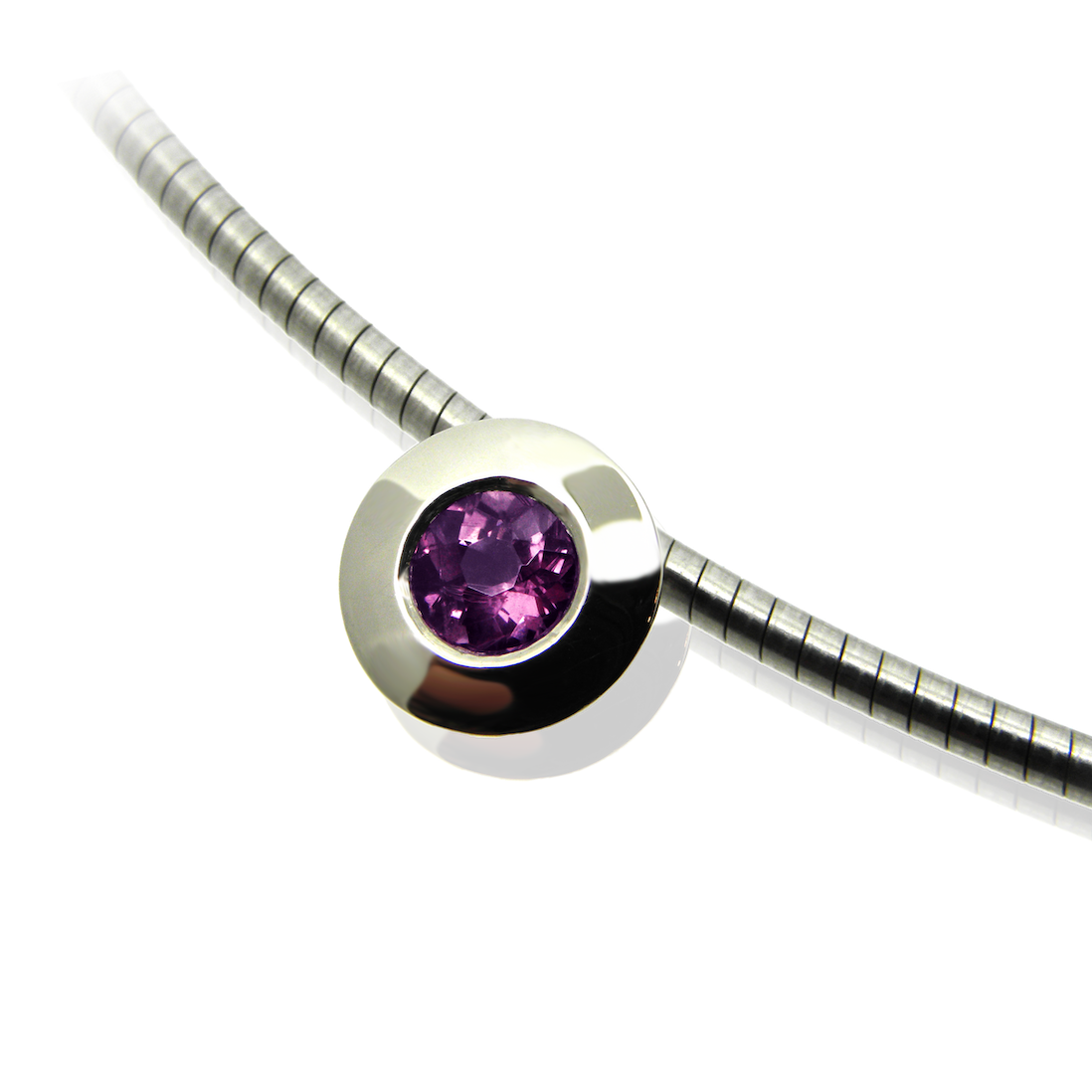 Solitär, Anhänger, Halsschmuck, Collier, Solitäranhänger, Omega-Collier, Omega, Weissgold, Amethyst, Brillant, Goldschmiede, Faktor S, Winterthur, Edelsteinschmuck, Edelstein, violett, solitär, necklace, collier, pendant, omega, white gold, anhänger, gemstone, gemstone jewelry, brilliant cut, purple, goldsmith, goldschmiede, manufacture, atelier, faktor s, sahak, winterthur, zürich, zurich, swissmade, jewellery, jewelry